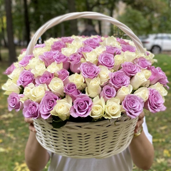 101 белая и сиреневая роза в корзине